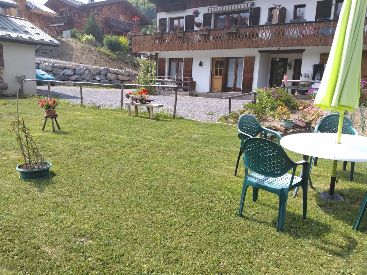 Clos-Myrtille-exterieur-ete-jardin-location-appartement-chalet-Les-Gets