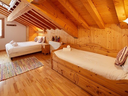 Cognee-chambre-lit-double-lit-simple-ensuite-location-appartement-chalet-Les-Gets