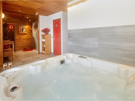 Cognee-jacuzzi1-location-appartement-chalet-Les-Gets