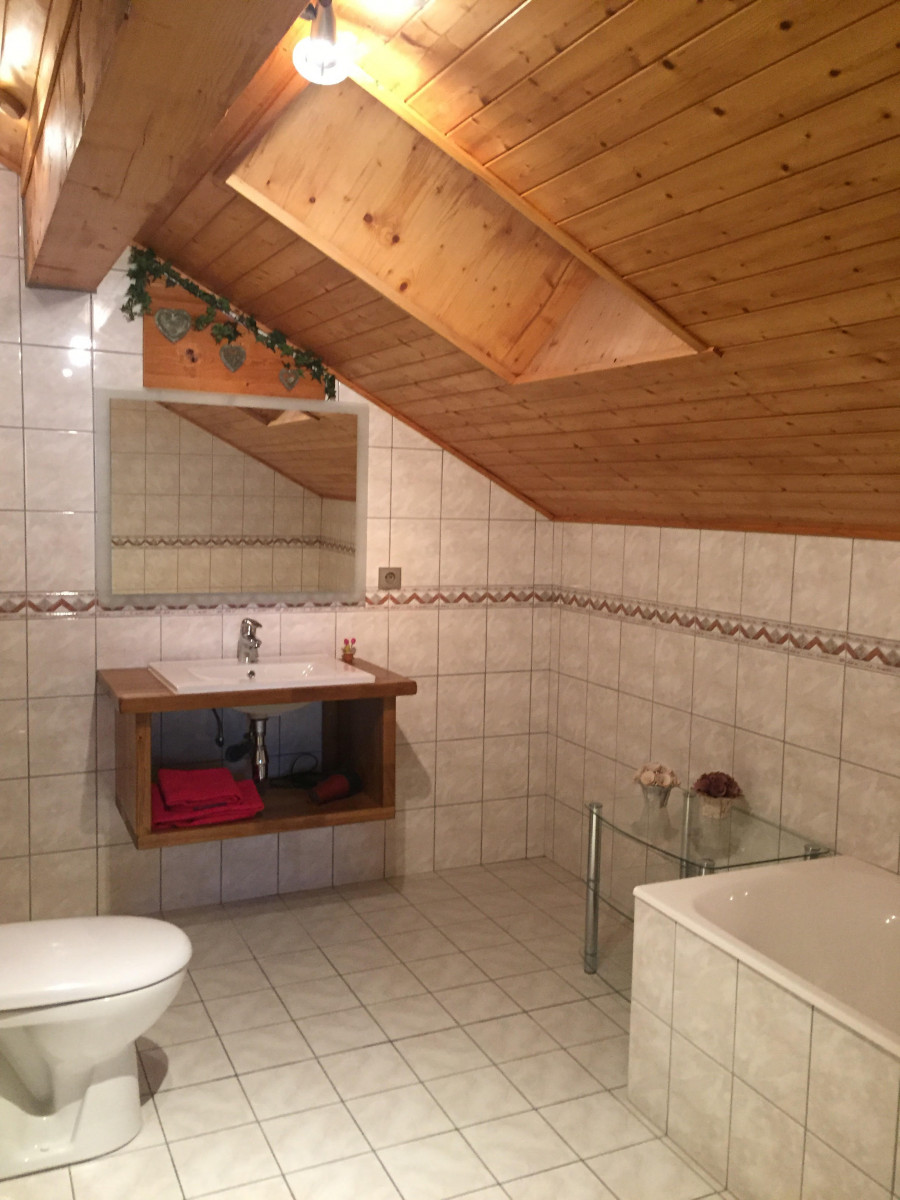 Cognee-salle-de-bain-location-appartement-chalet-Les-Gets