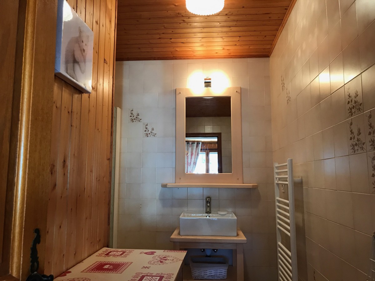 Cristaux-1-salle-de-bain-location-appartement-chalet-Les-Gets