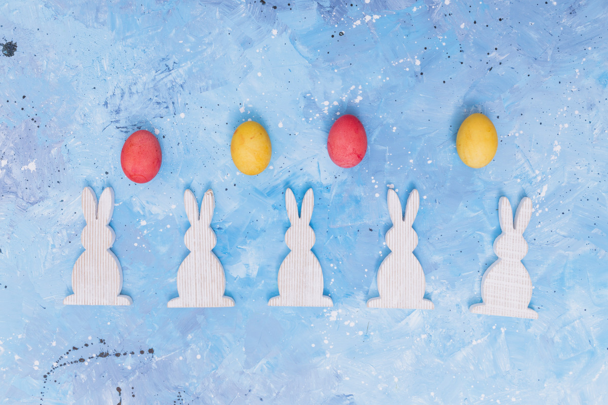 easter-eggs-with-wooden-rabbits-table-18921525