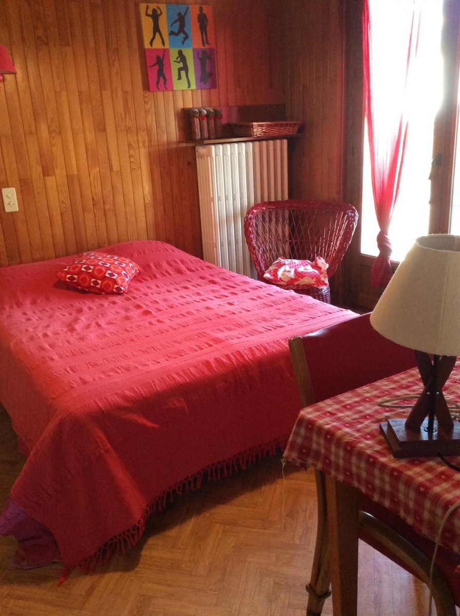 Eau-Vive-2-chambre-lit-double1-location-appartement-chalet-Les-Gets