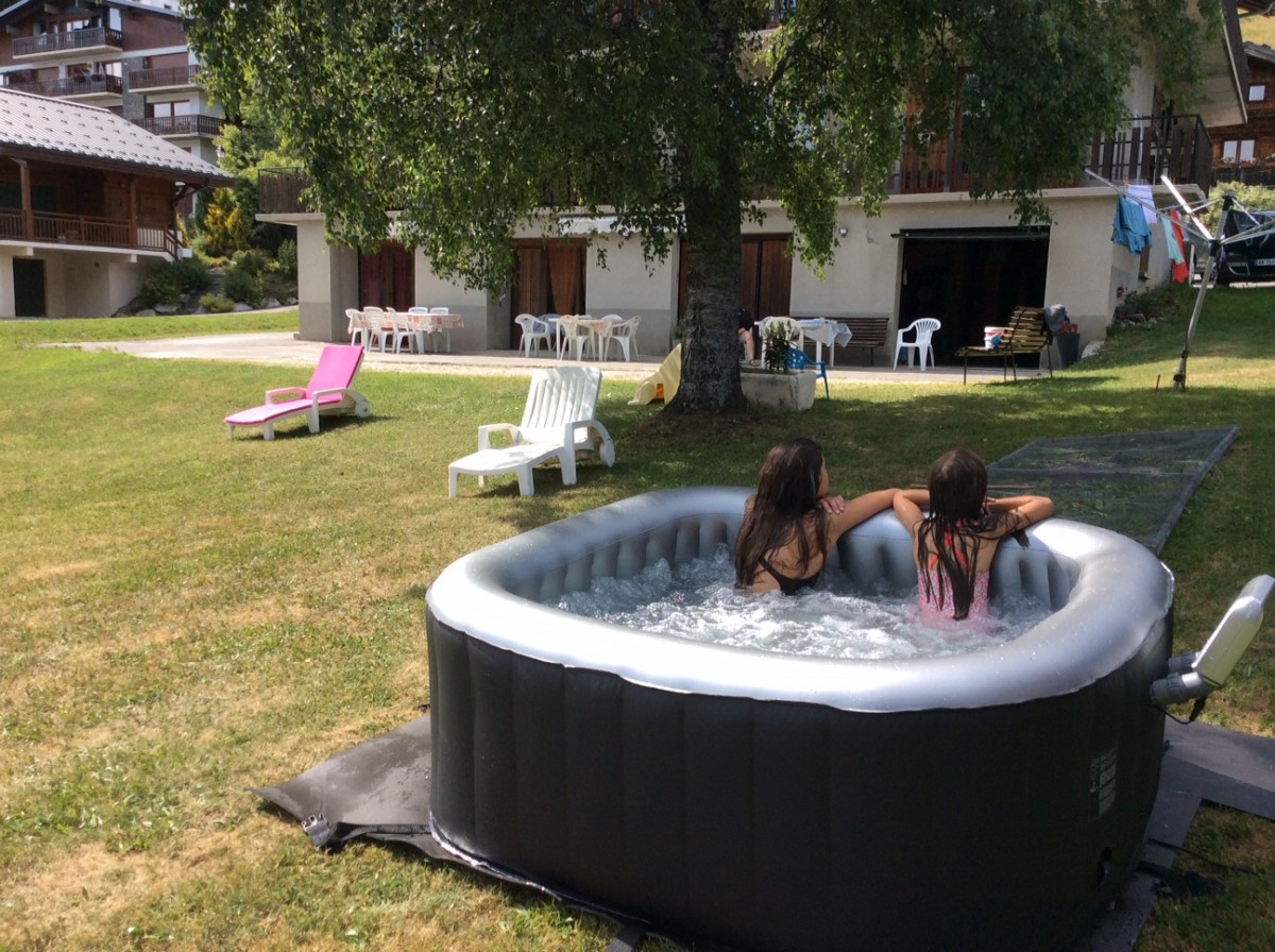 Eau-Vive-3-jardin-jacuzzi-location-appartement-chalet-Les-Gets