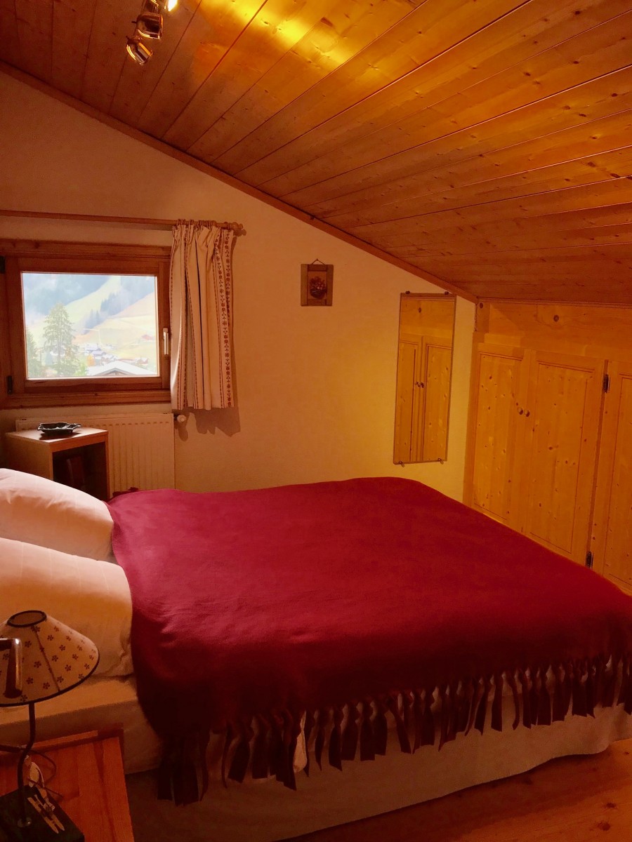 Etoile-des-Neiges-chambre1-lit-double-location-appartement-chalet-Les-Gets