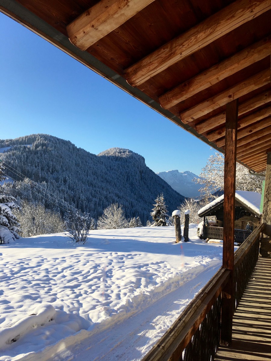 Ferme-du-Crinaz-balcon-hiver-location-appartement-chalet-Les-Gets