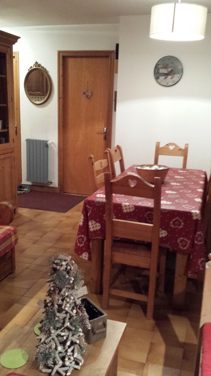 Floriere-4-sejour-table2-location-appartement-chalet-Les-Gets