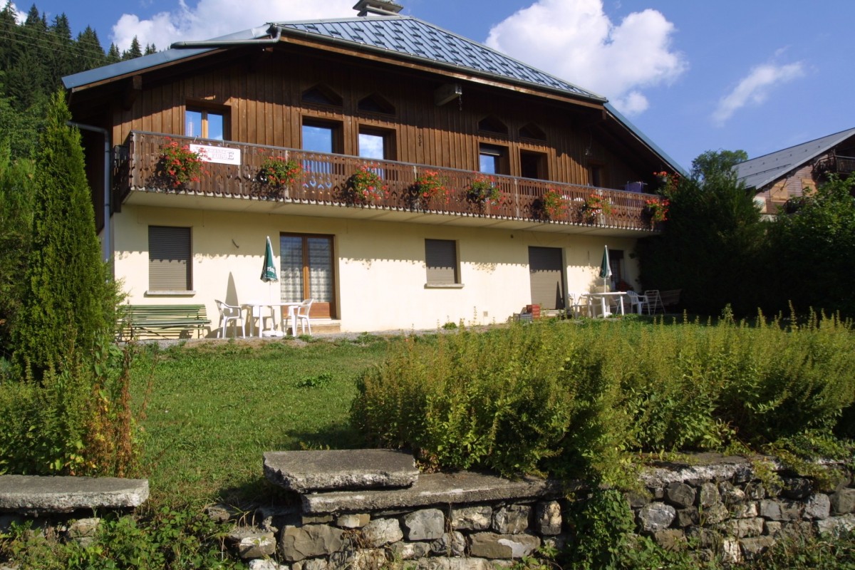 Forge-A-exterieur-ete-location-appartement-chalet-Les-Gets