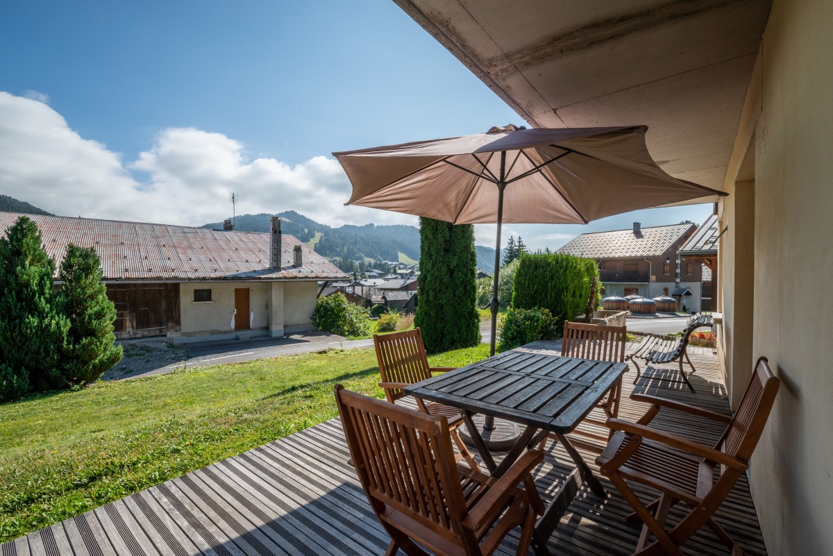 Forge-C-terrasse-ete-location-appartement-chalet-Les-Gets