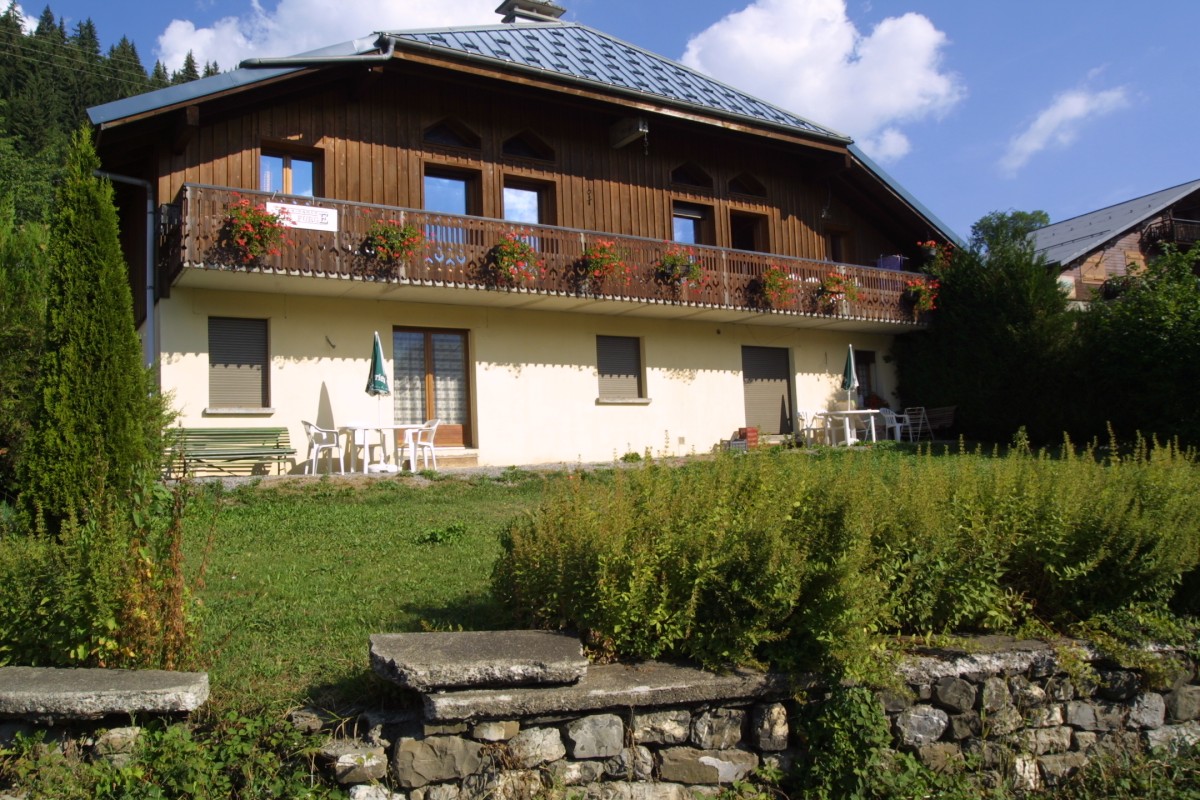 Forge-E-exterieur-ete-location-appartement-chalet-Les-Gets