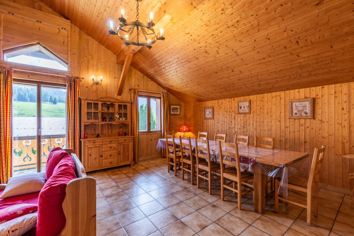 Forge-F-sejour-coin-repas-location-appartement-chalet-Les-Gets