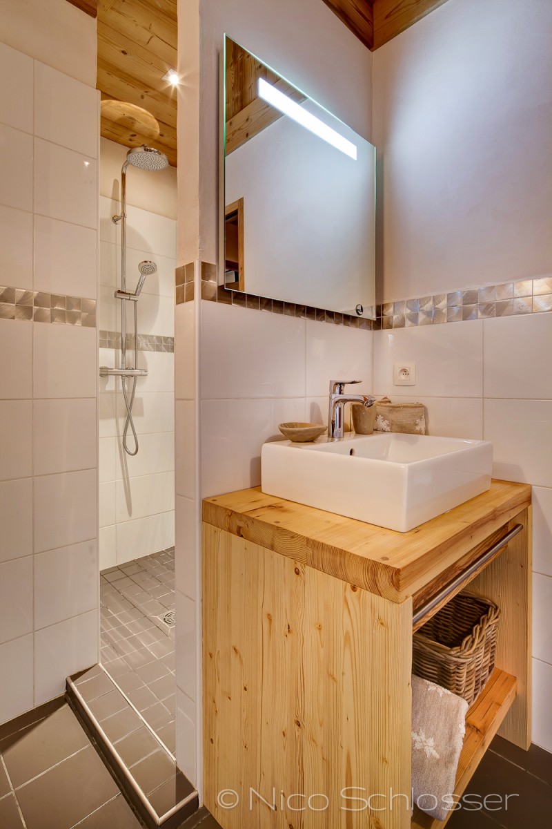 Grand-Canyon-1-salle-de-bain-douche-location-appartement-chalet-Les-Gets