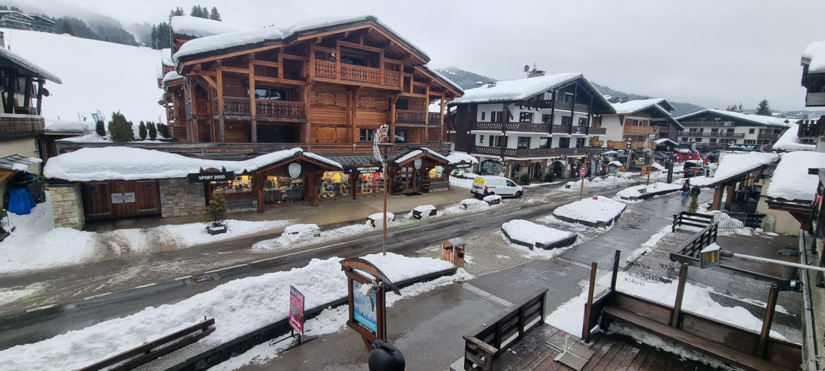 Vue depuis le balcon sur la rue du centre Vue depuis le balcon sur la rue du centre