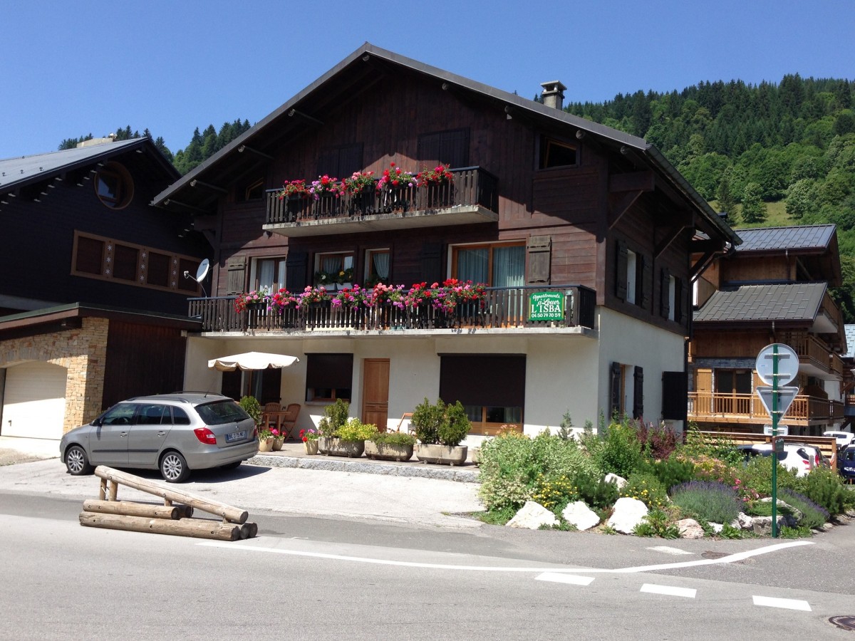 Isba-4-exterieur-ete2-location-appartement-chalet-Les-Gets