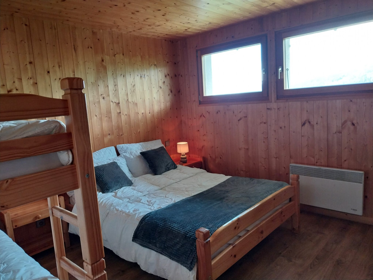 Kavakia-chambre1-rdc-familiale-sdb-ensuite-location-appartement-chalet-Les-Gets
