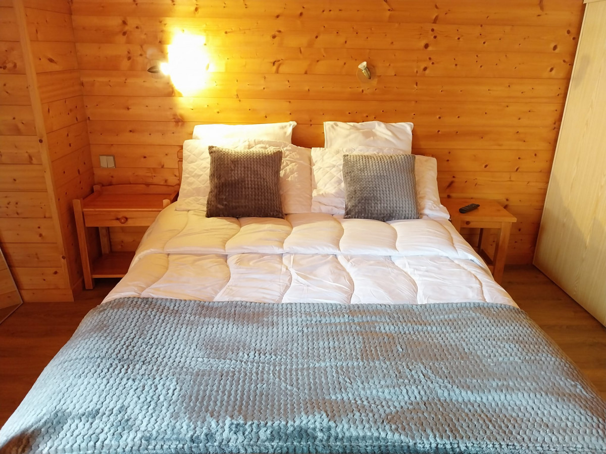 Kavakia-chambre2-double-douche-ensuite-balcon-location-appartement-chalet-Les-Gets