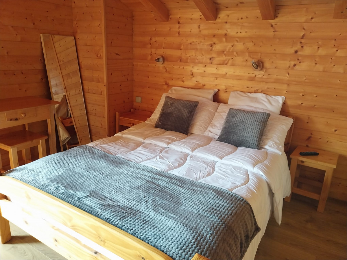 Kavakia-chambre2-double-douche-ensuite-balcon-location-appartement-chalet-Les-Gets