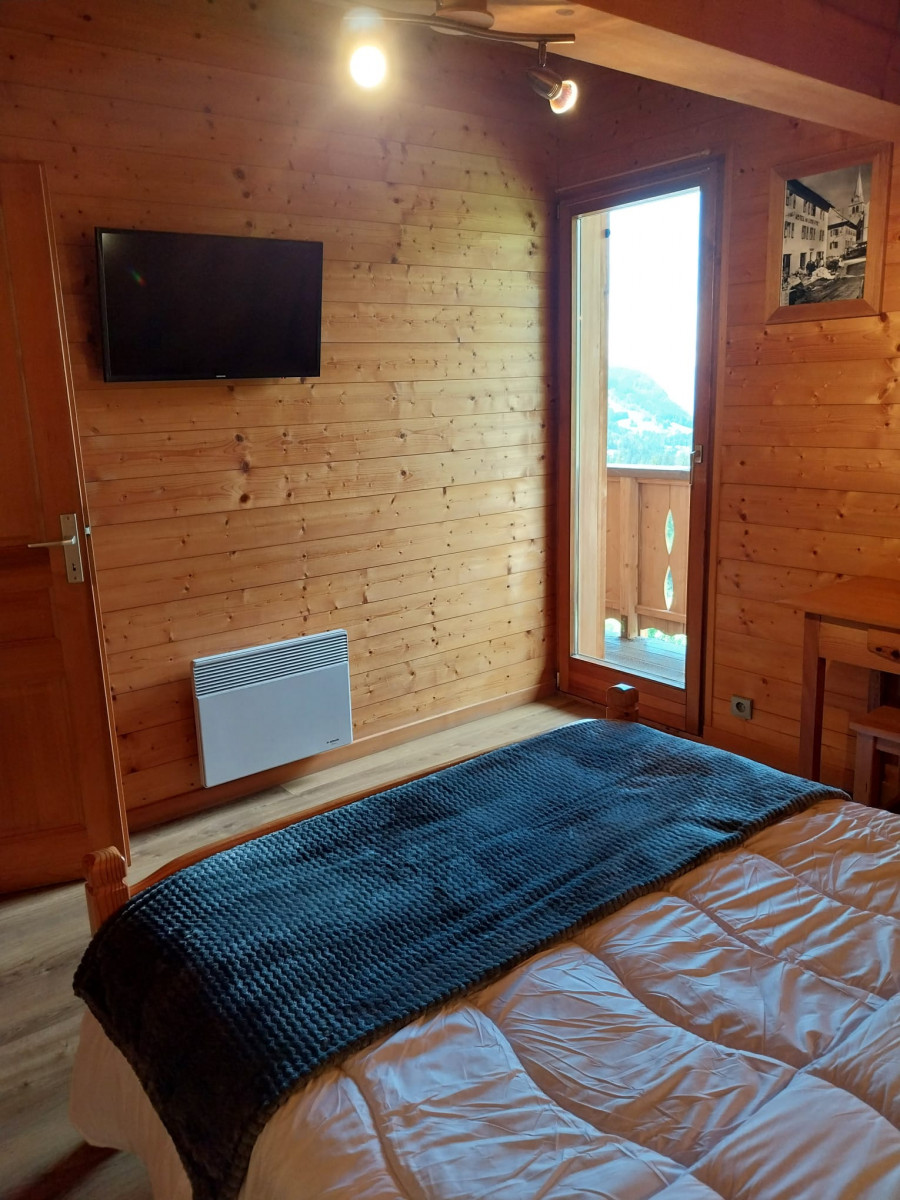 Kavakia-chambre2-double-douche-ensuite-balcon-location-appartement-chalet-Les-Gets