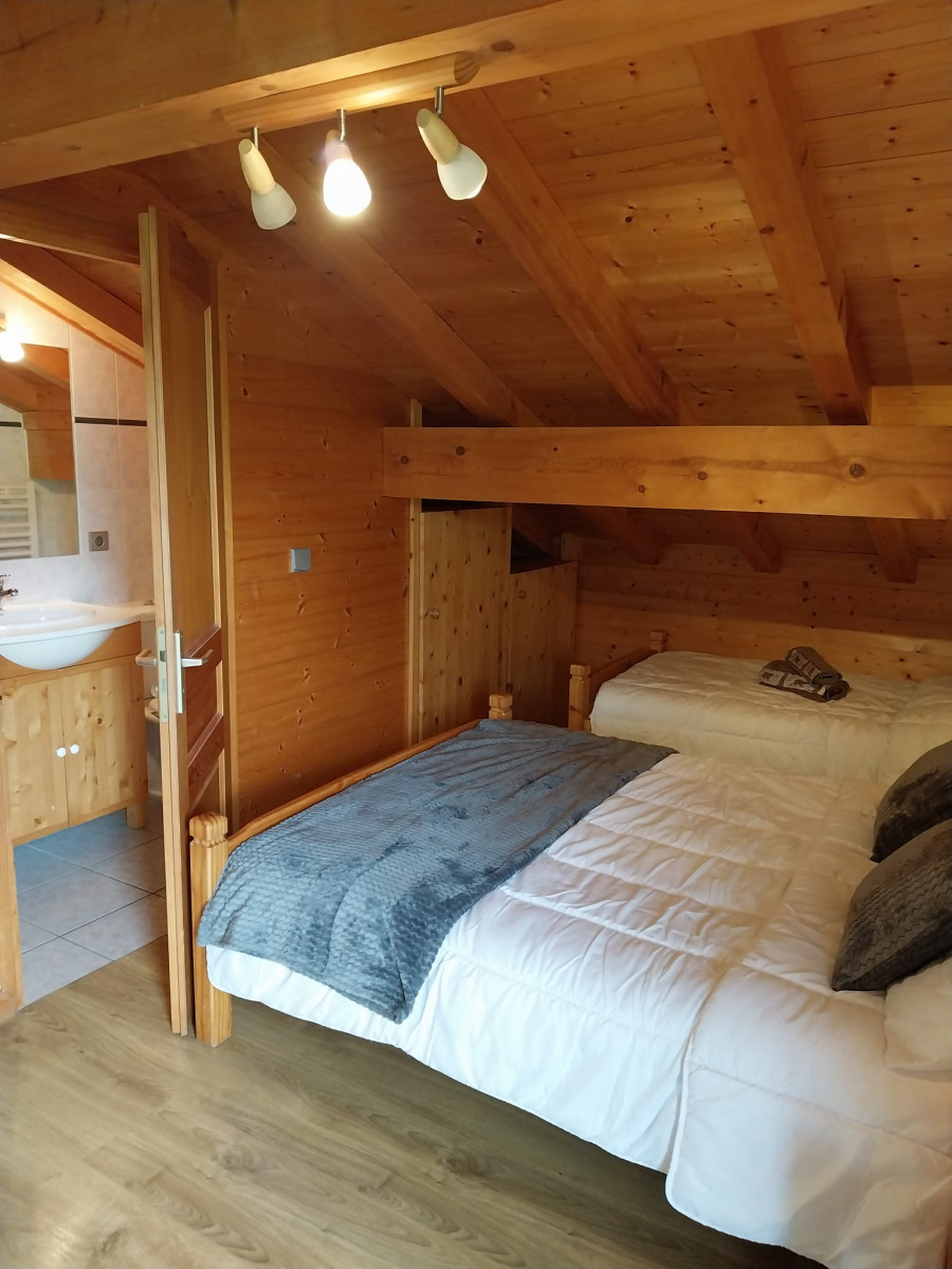 Kavakia-chambre3-familiale-douche-ensuite-location-appartement-chalet-Les-Gets