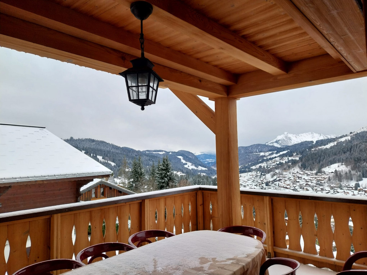 Kavakia-exterieur--terrasse-hiver-location-appartement-chalet-Les-Gets