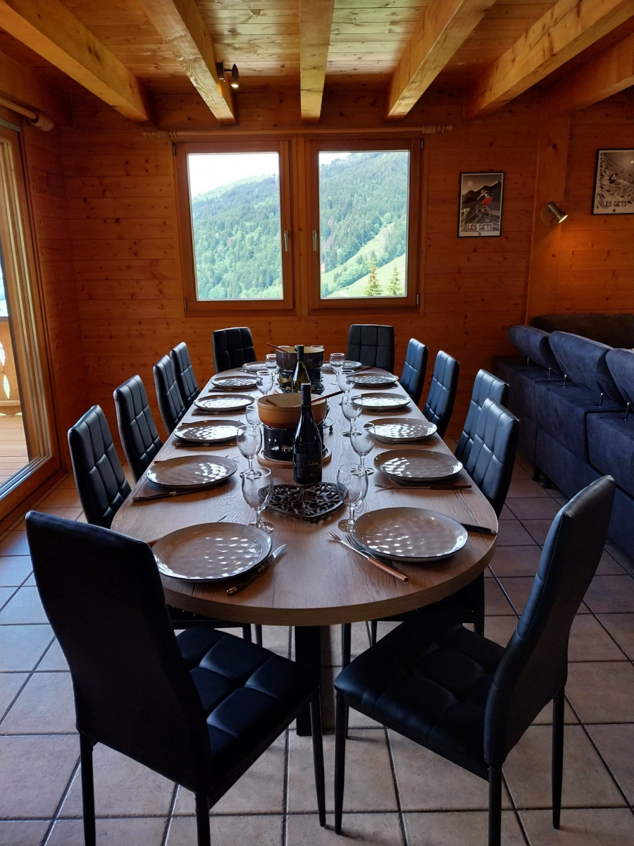 Kavakia-salle-a-manger-location-appartement-chalet-Les-Gets