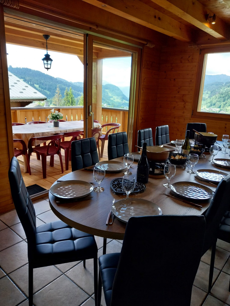 Kavakia-salle-a-manger-location-appartement-chalet-Les-Gets