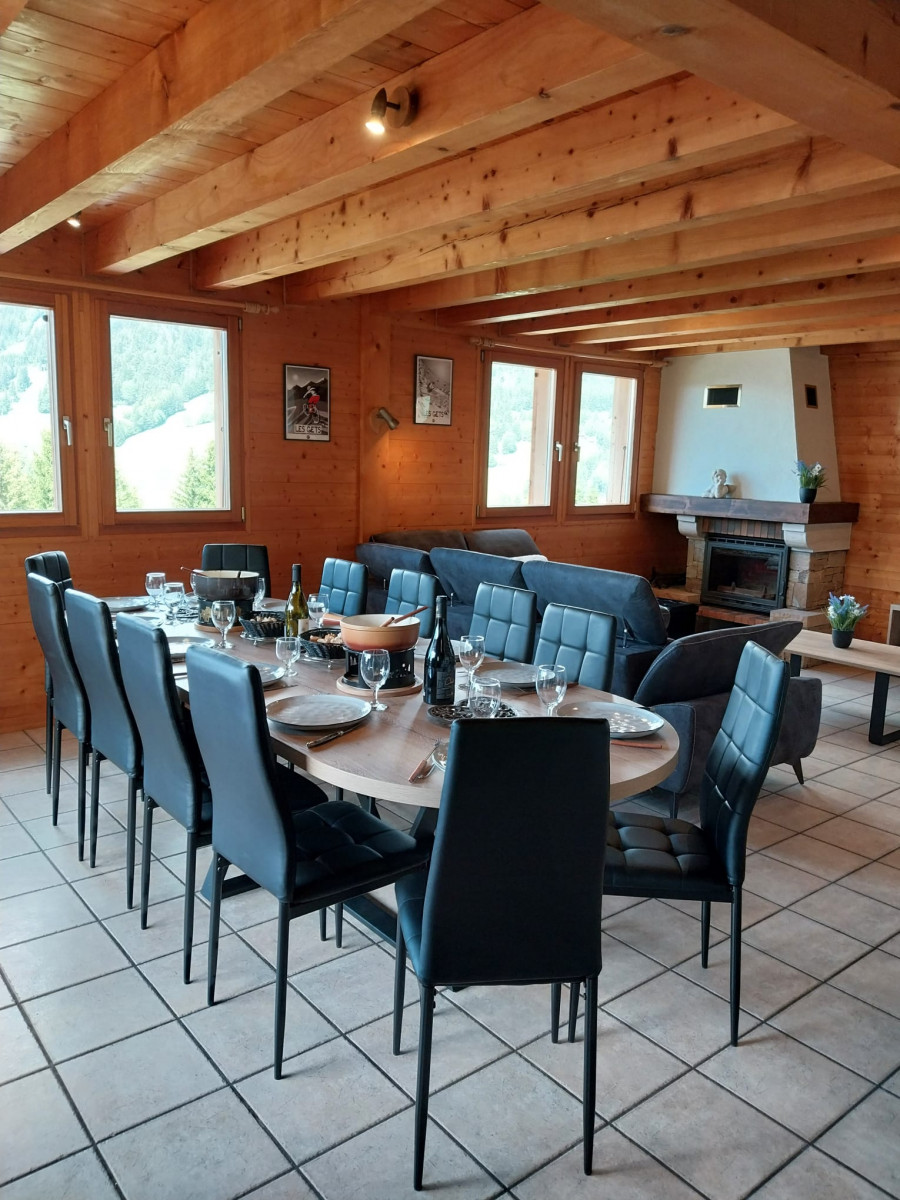 Kavakia-salle-a-manger-location-appartement-chalet-Les-Gets