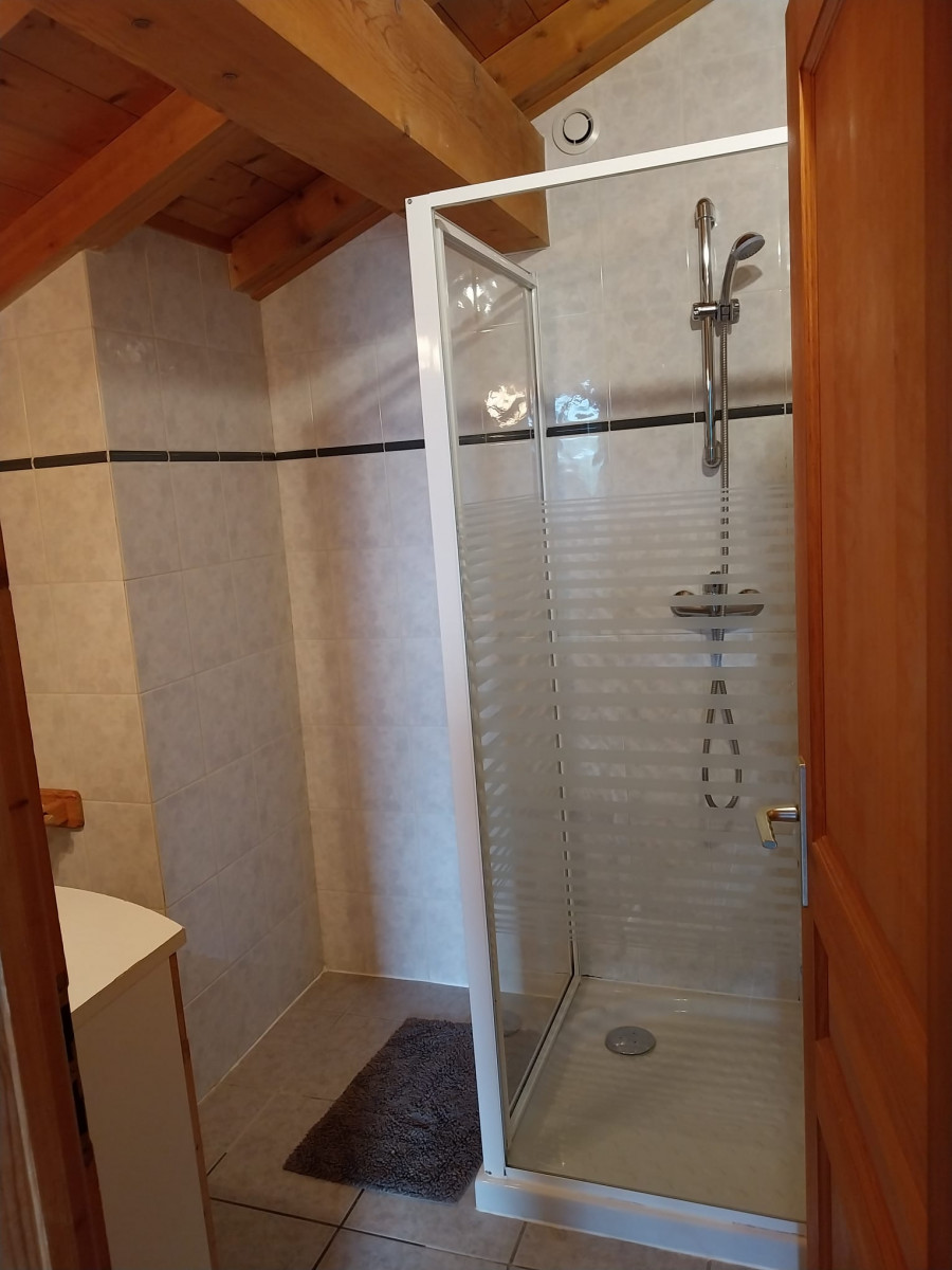 Kavakia-salle-de-bain-douche-location-appartement-chalet-Les-Gets