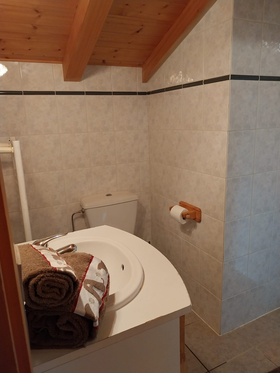 Kavakia-salle-de-bain-lavabo-location-appartement-chalet-Les-Gets