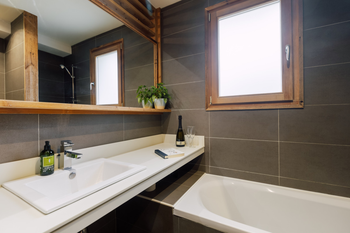 La-Rocade-1-salle-de-bain-location-appartement-chalet-Les-Gets
