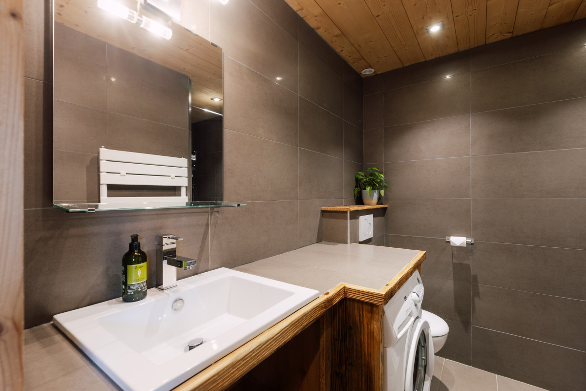 La-Rocade-2-salle-de-bain-lave-linge-location-appartement-chalet-Les-Gets
