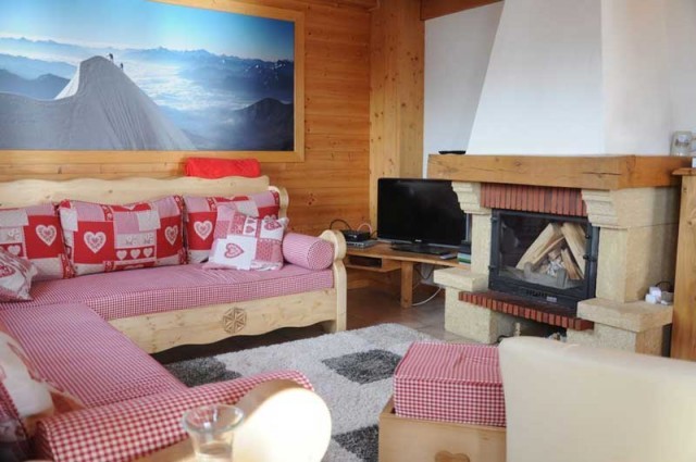 Lapye-salon-cheminee-location-appartement-chalet-Les-Gets