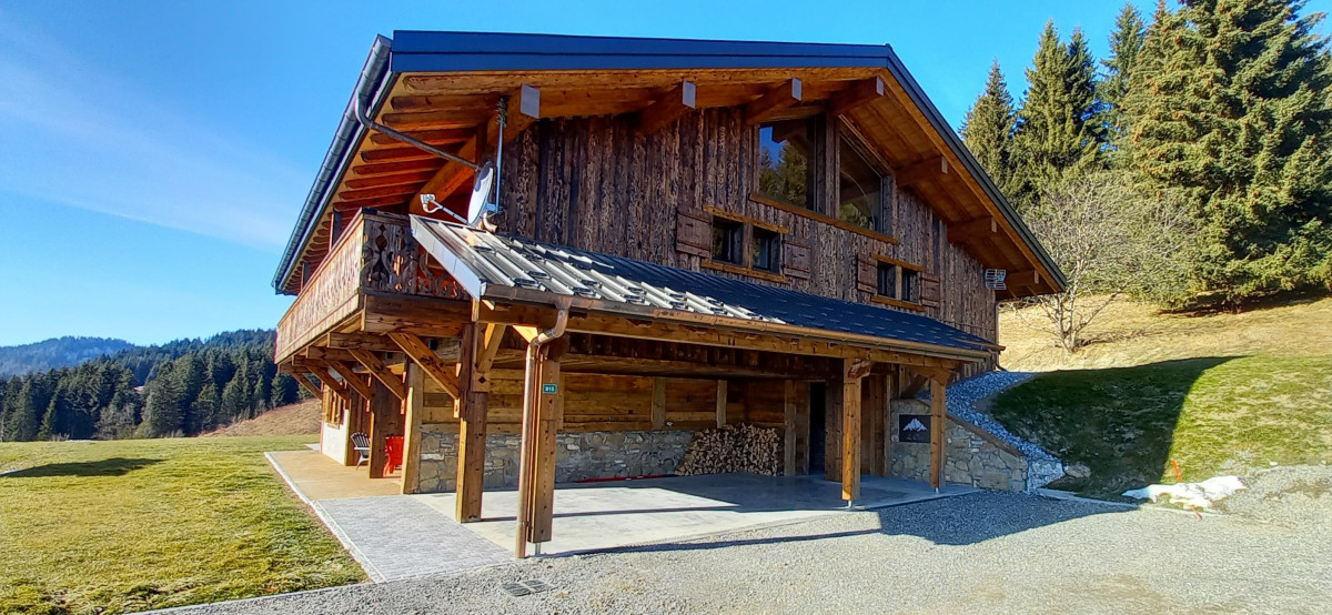 le-char-extérieur-été-parking-couvert-location-appartement-chalet-les-gets