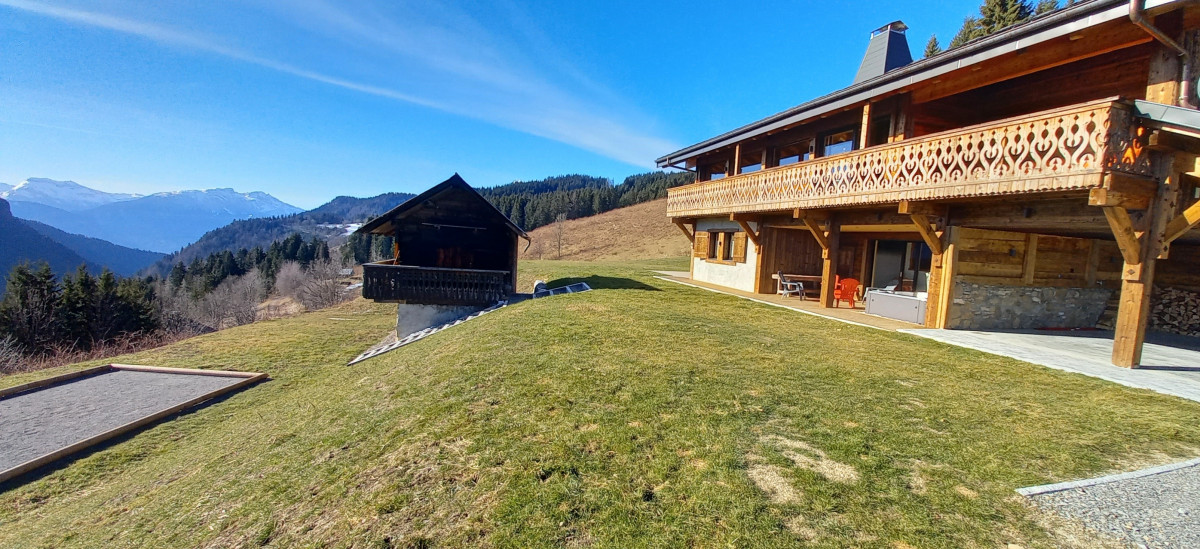 le-char-extérieur-été-pétanque-grenier-location-appartement-chalet-les-gets