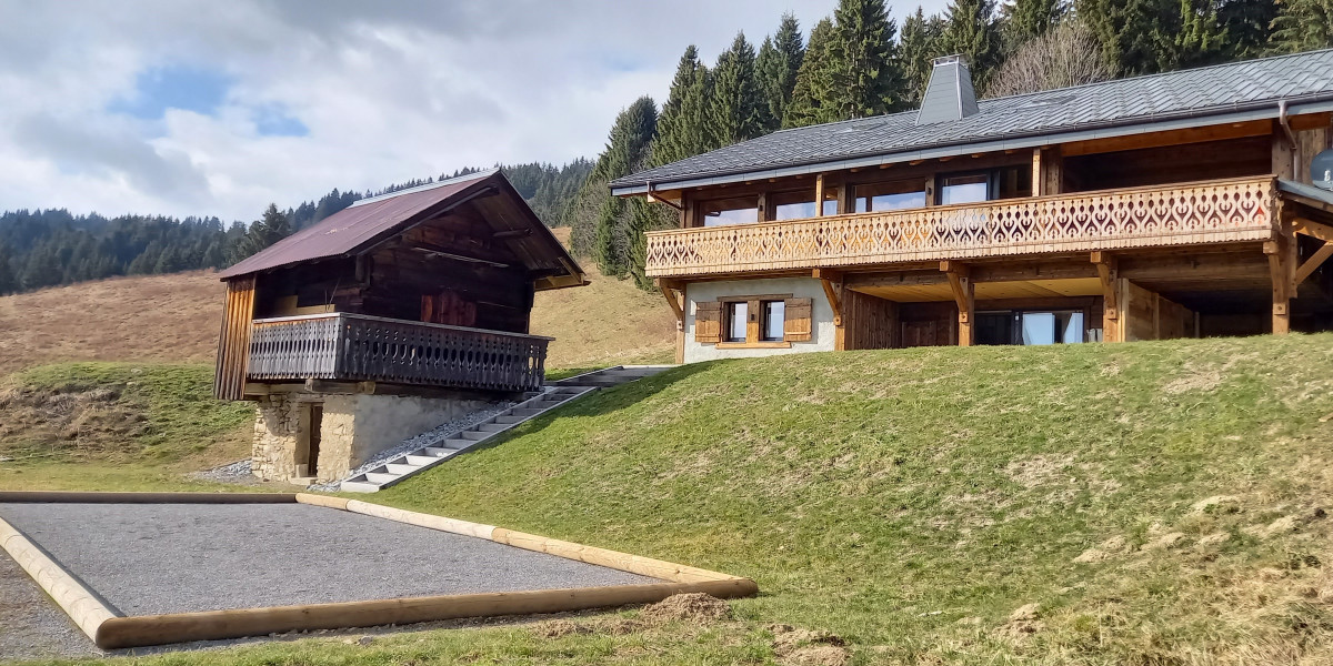 le-char-extérieur-été-pétanque-grenier-location-appartement-chalet-les-gets