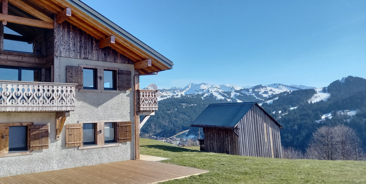 le-char-exterieur-ete-vue-location-appartement-chalet-les-gets