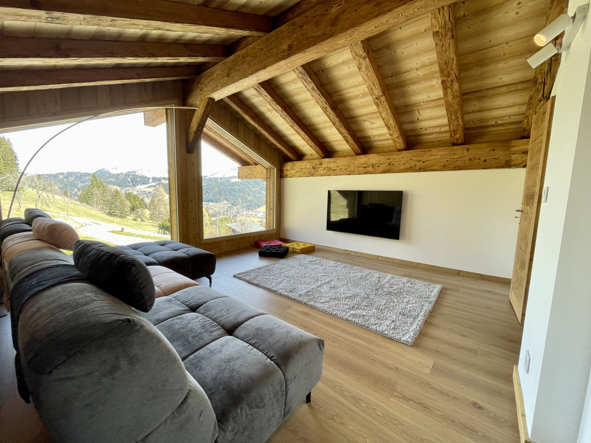 le-char-interieur-ete-salle-tv-location-appartement-chalet-les-gets