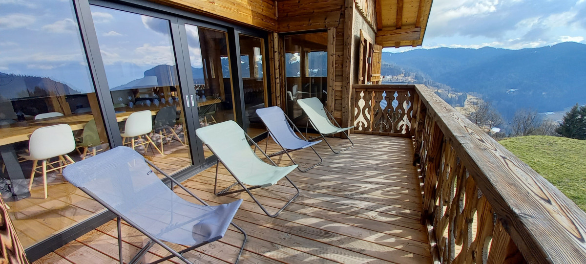 Le-Char-loggia-location-appartement-chalet-Les-Gets
