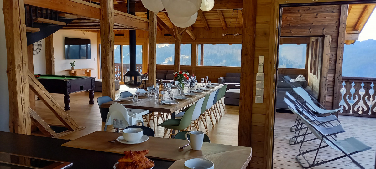 Le-Char-salon-salle-a-manger-loggia-location-appartement-chalet-Les-Gets