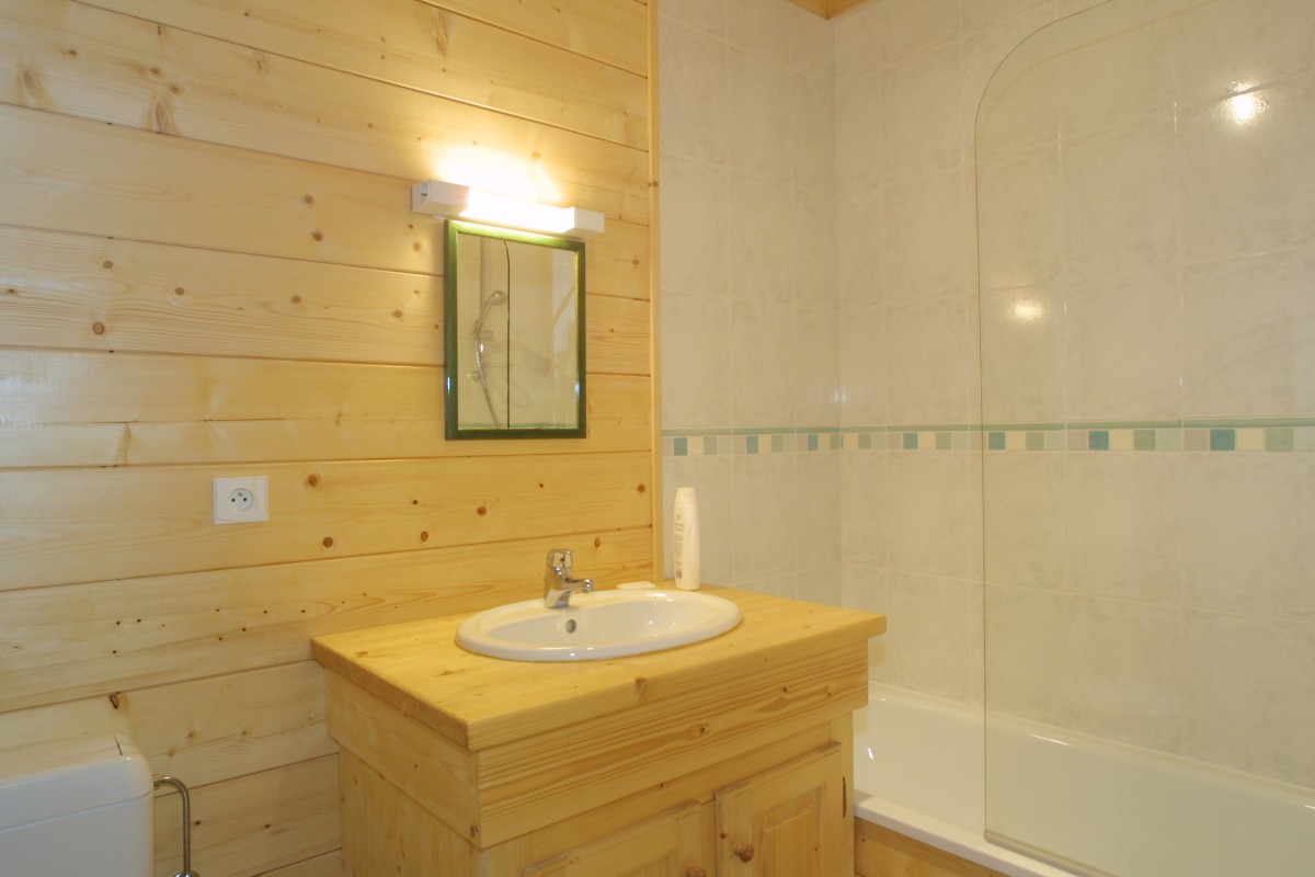 Les-Chouettes-salle-de-bain-location-appartement-chalet-Les-Gets