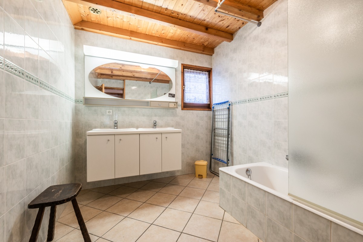 Lou-Baitandys-salle-de-bain-baignoire-location-appartement-chalet-Les-Gets