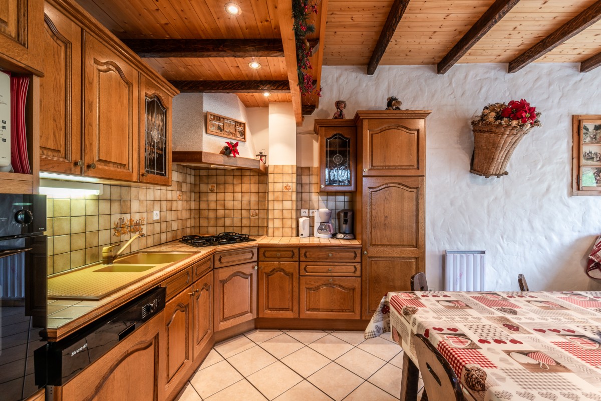 Lou-Baitandys-sejour-cuisine-salle-a-manger-location-appartement-chalet-Les-Gets