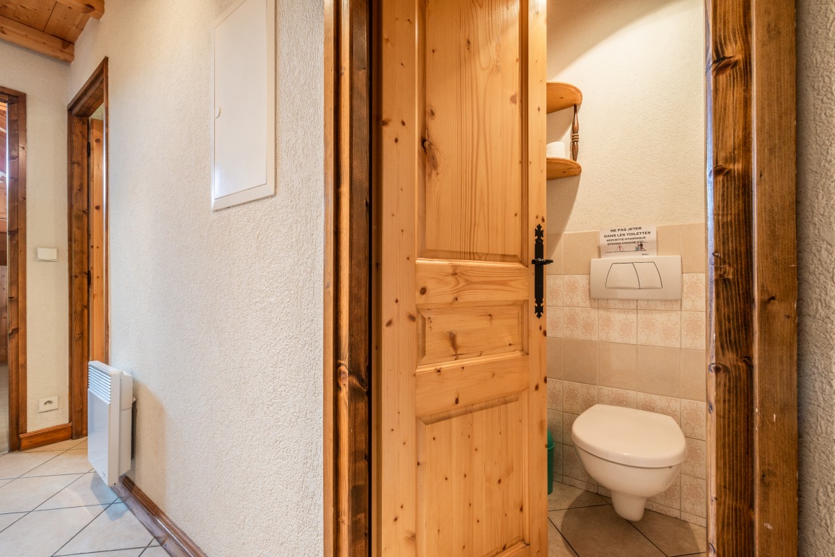 Lou-Baitandys-toilettes-wc-location-appartement-chalet-Les-Gets