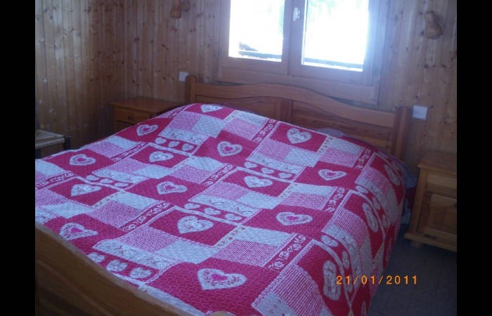 Lou-Paradou-chambre-lit-double-location-appartement-chalet-Les-Gets