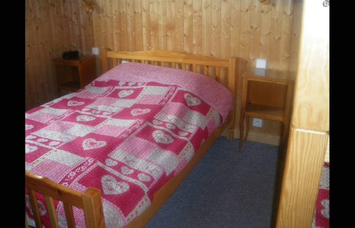 Lou-Paradou-chambre-lit-double-location-appartement-chalet-Les-Gets