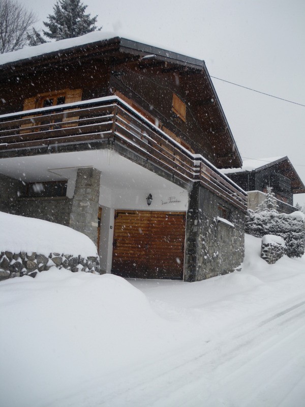 Lou-Paradou-exterieur1-hiver-location-appartement-chalet-Les-Gets