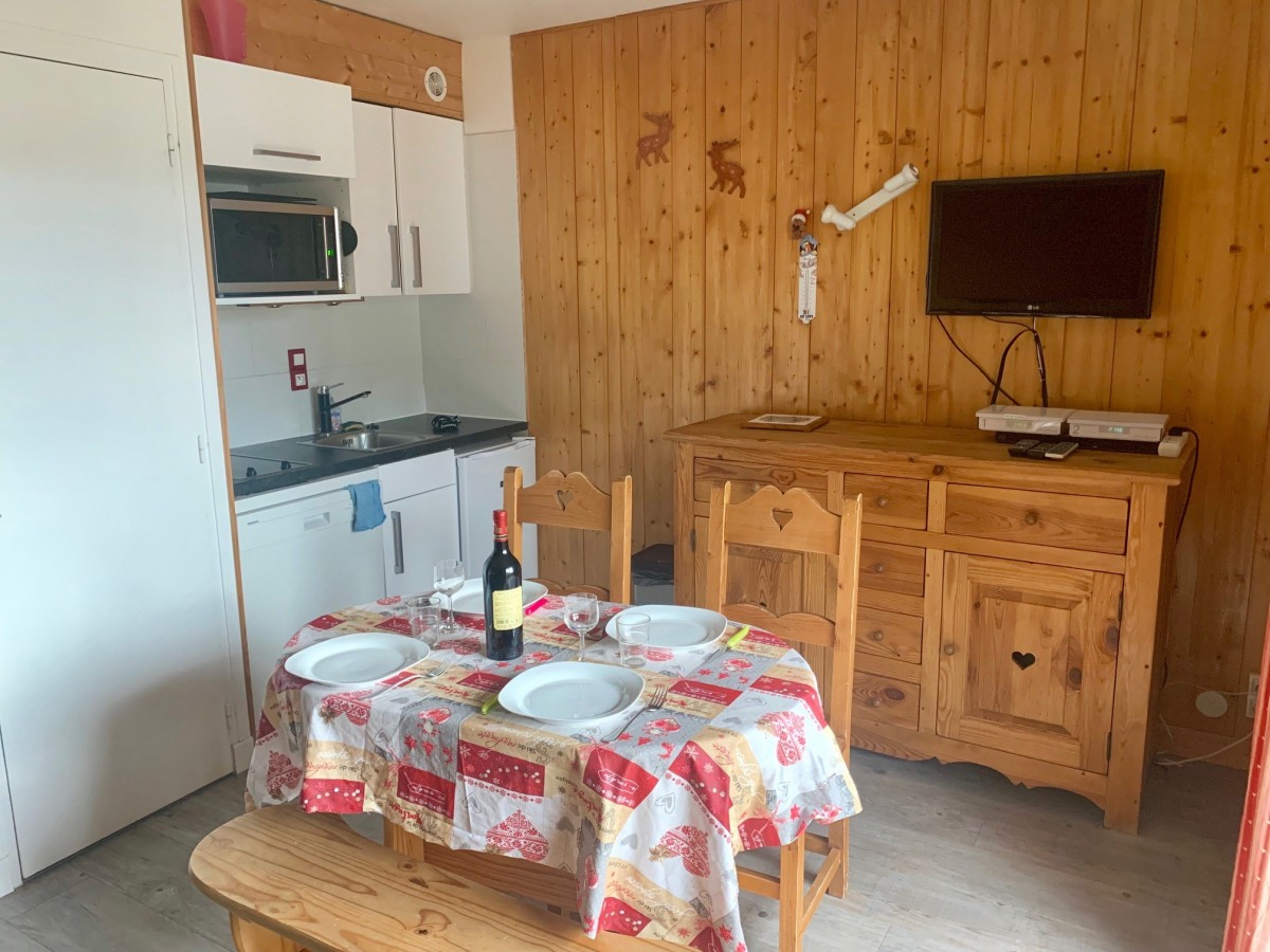 Marcelly-12-cuisine-coin-repas-location-appartement-chalet-Les-Gets