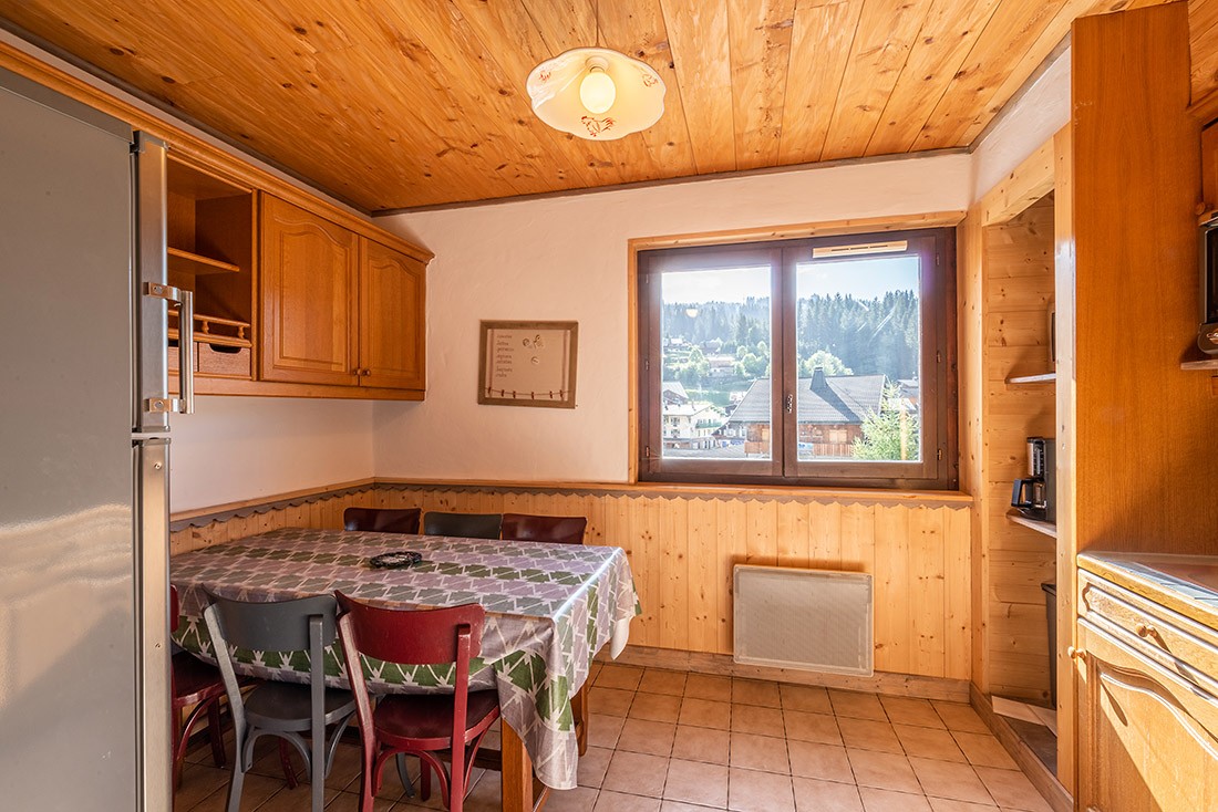 Marcelly-16-table-repas-location-appartement-chalet-Les-Gets