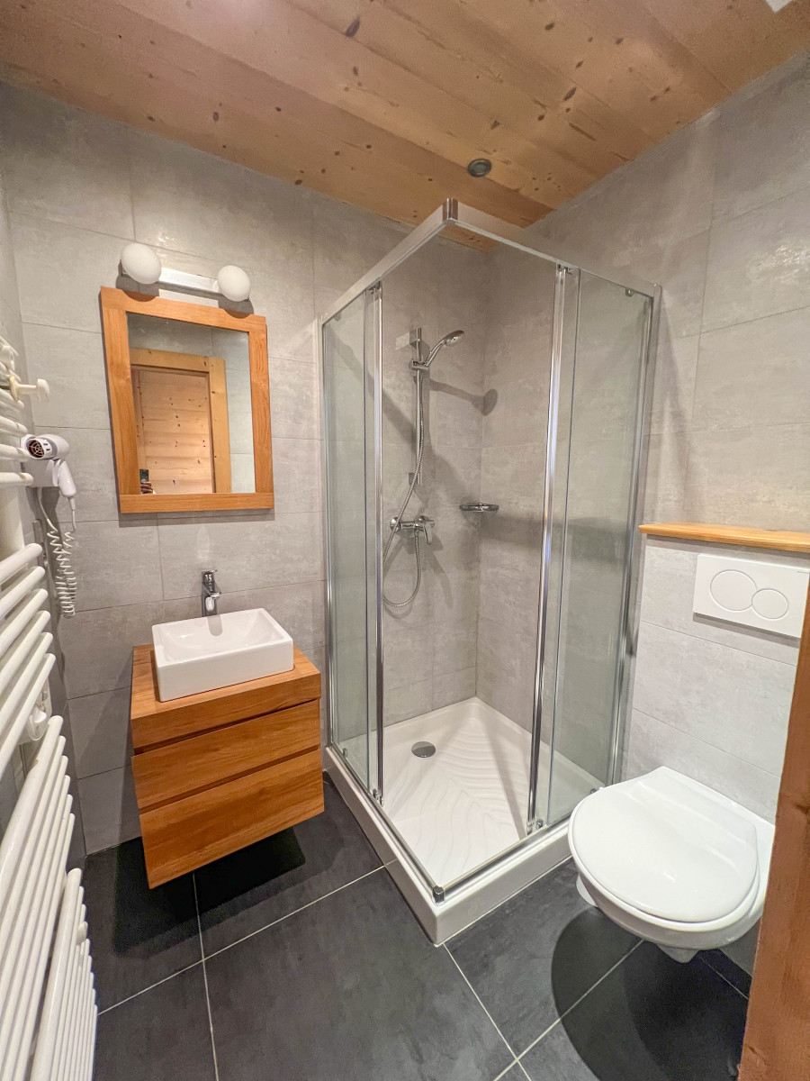 Marly-2-salle-de-bain-douche-location-chalet-appartement-Les-Gets Marly-2-salle-de-bain-douche-location-chalet-appartement-Les-Gets