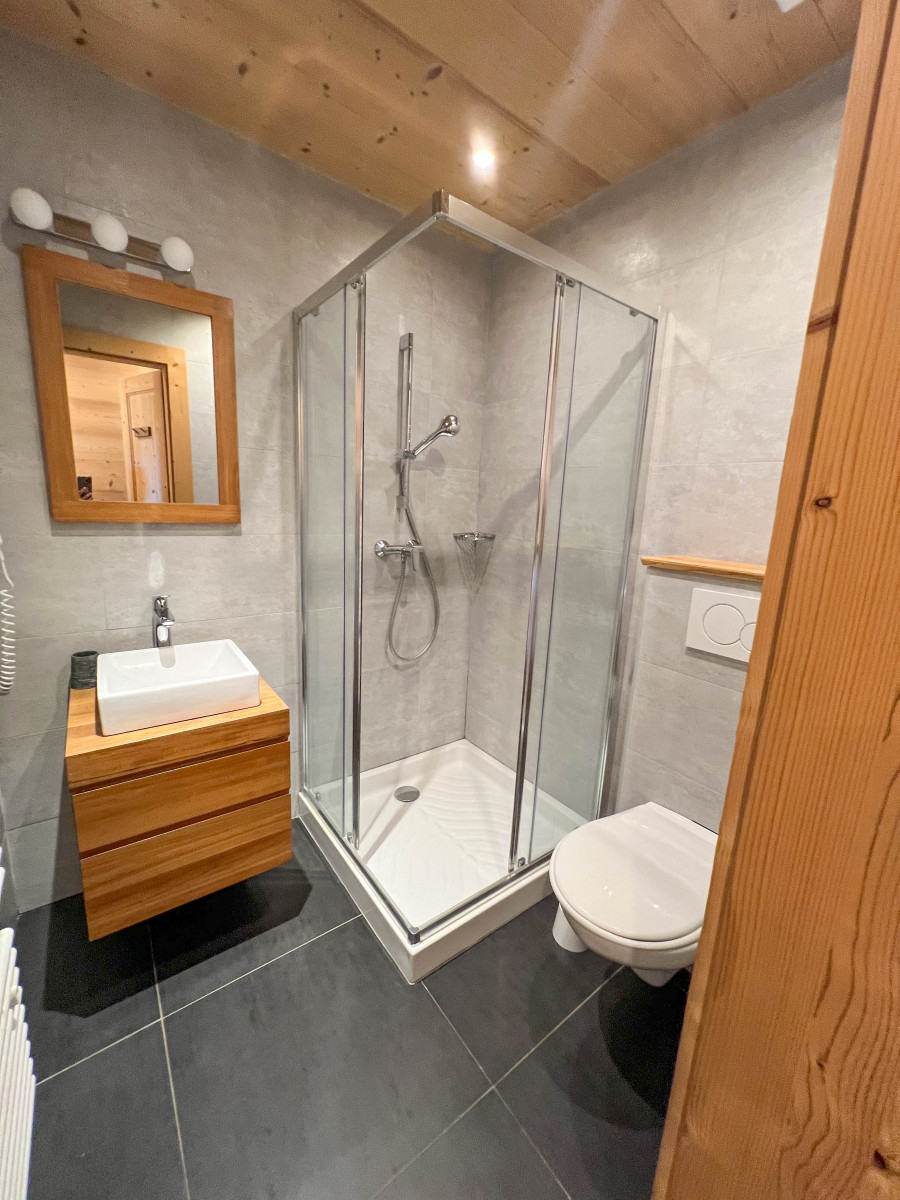 Marly-2-salle-de-bain-douche-location-chalet-appartement-Les-Gets Marly-2-salle-de-bain-douche-location-chalet-appartement-Les-Gets